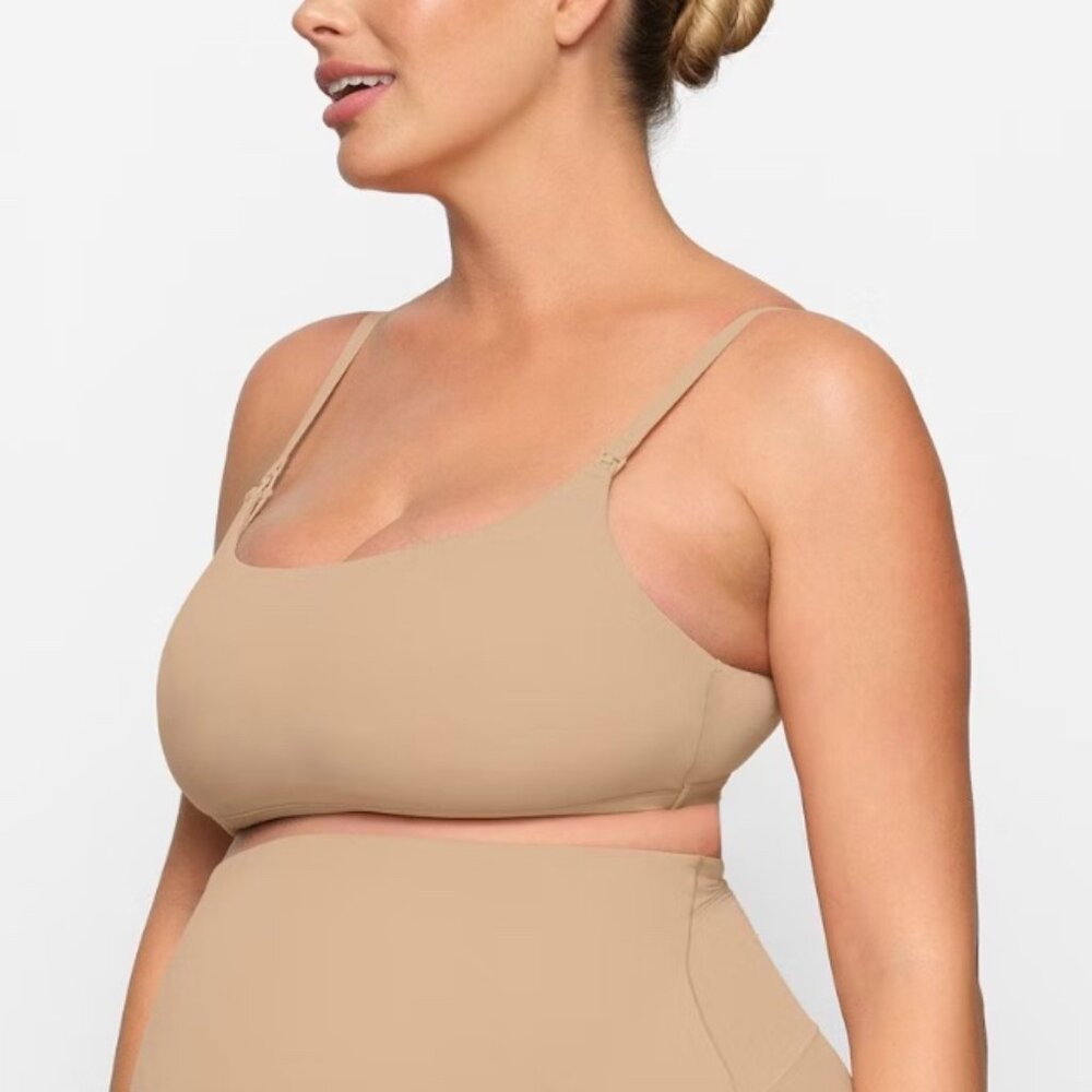 SKIMS FITS EVERYBODY MATERNITY PUMPING SCOOP BRALETTE - M